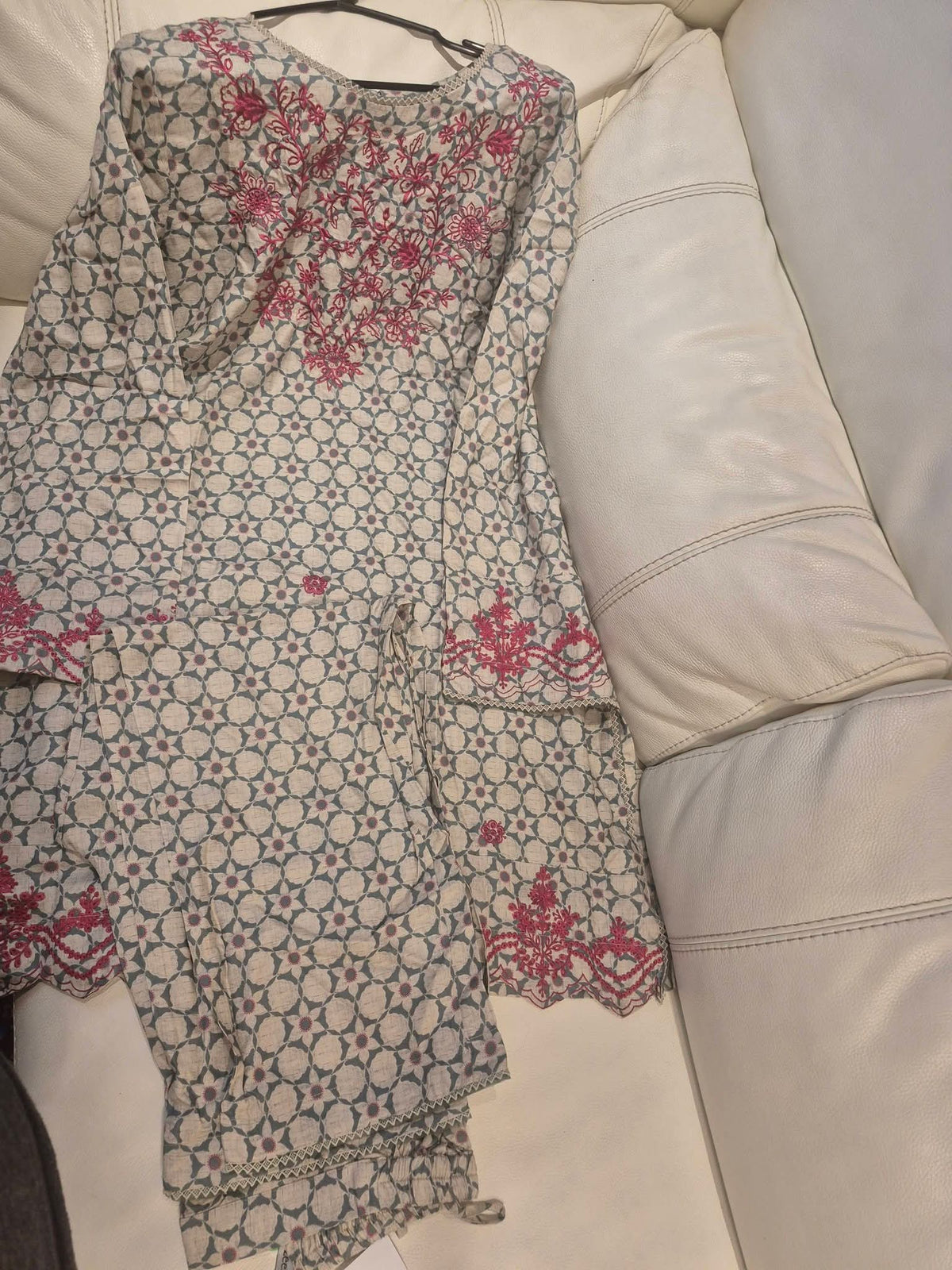 Off-White & Pink Geometric Printed 2-Piece Suit