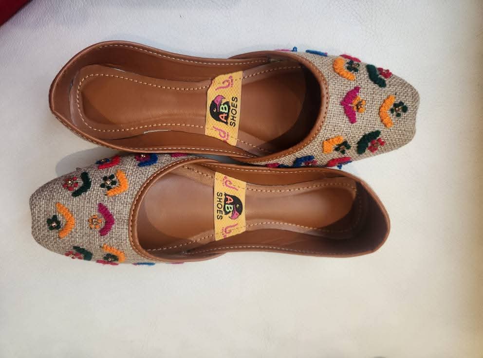 Beige threadwork embroidered khussa